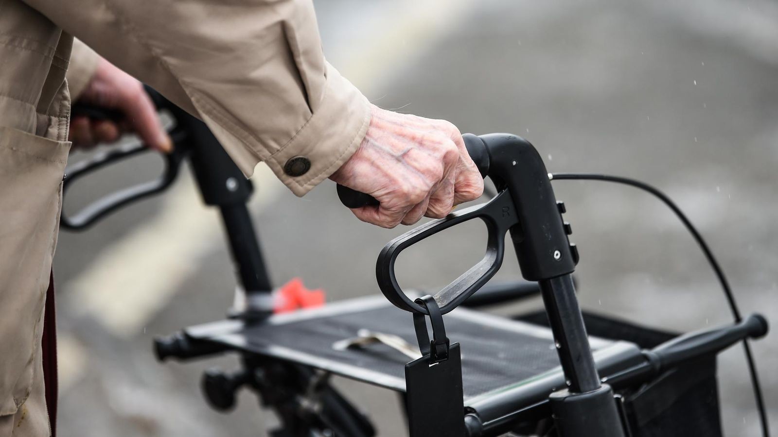 Rollator-gegen-Auto-geschmissen-Senior-w-tend-und-sehr-betrunken