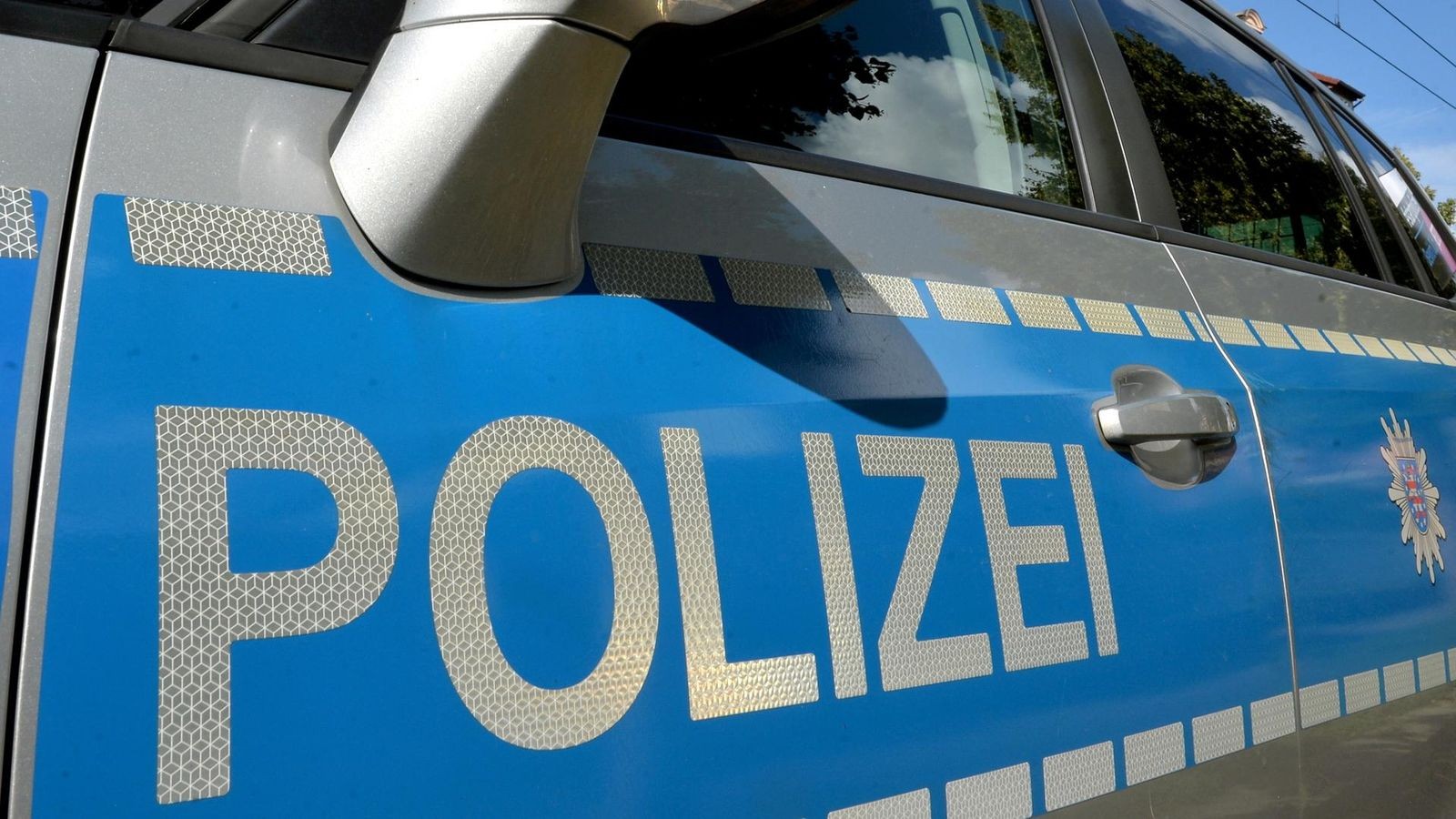 Mit-Gehwegplatte-Auto-in-Weimar-demoliert-Hoher-Sachschaden-und-nichts-geklaut