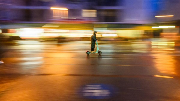 Unfallflucht: Hamburger verletzt E-Scooter-Fahrer (20) in Pinneberg
