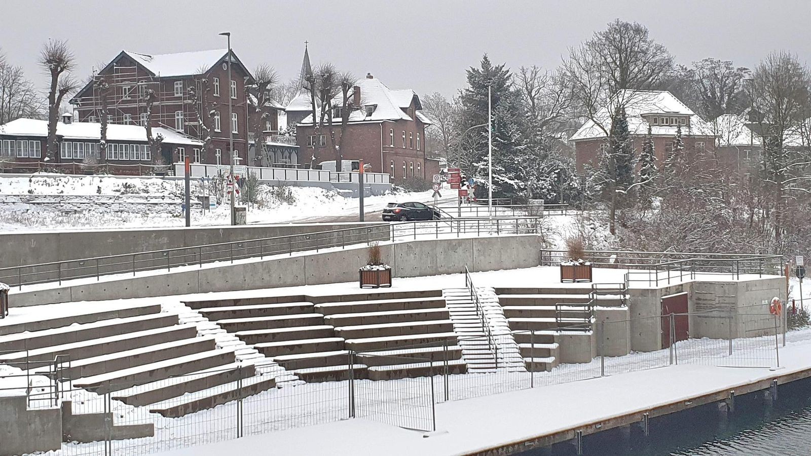 Mit-DJ-und-H-ppchen-Zweiter-After-Work-in-Hotel-an-der-Elbe