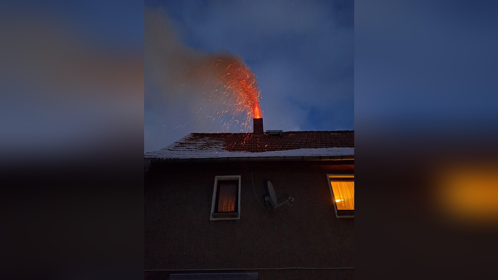 Schornstein-brennt-im-Kreis-Gotha-Stra-e-voll-gesperrt