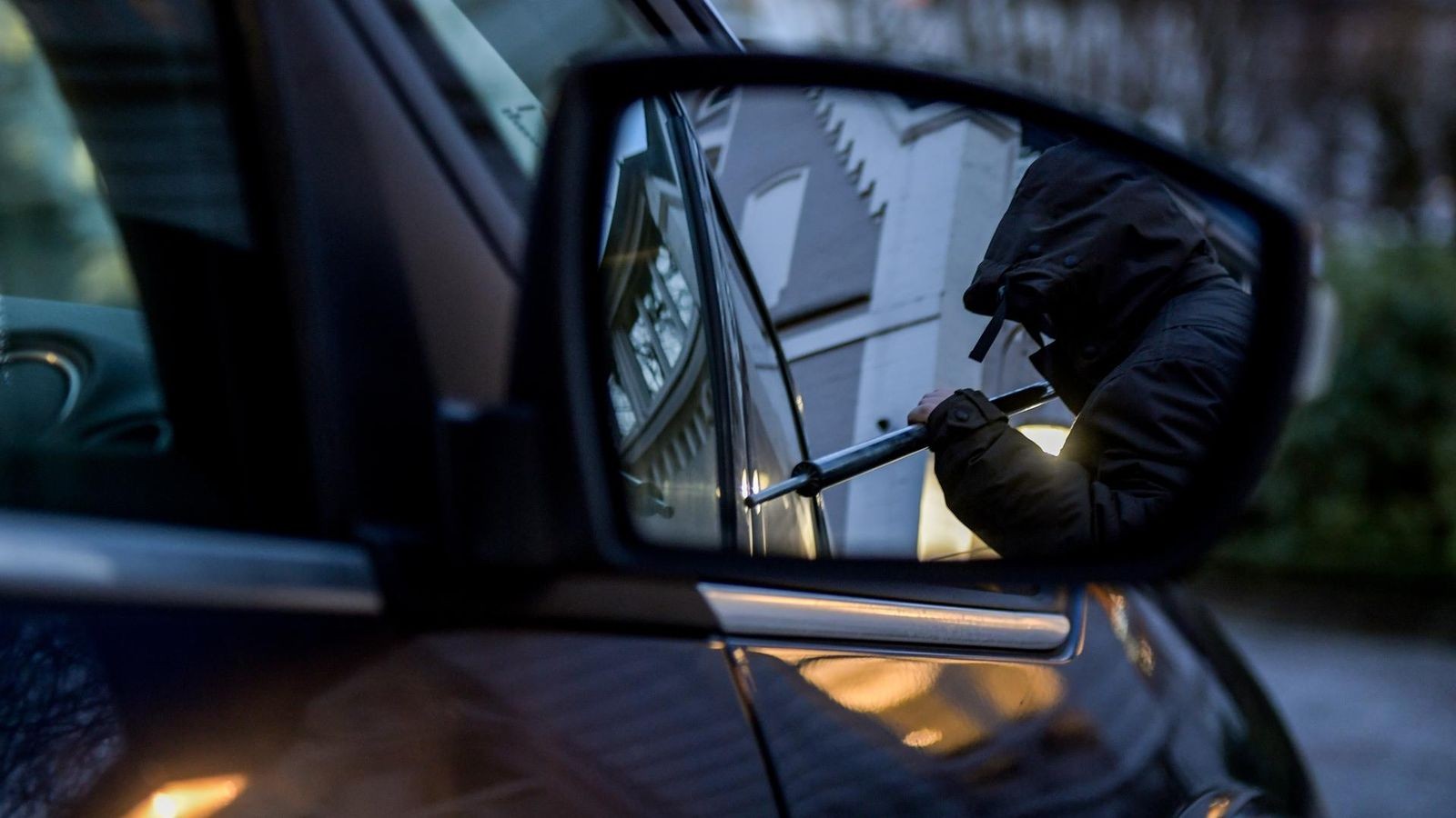 Anwohnerin-treibt-einen-Autoaufbrecher-in-die-Flucht