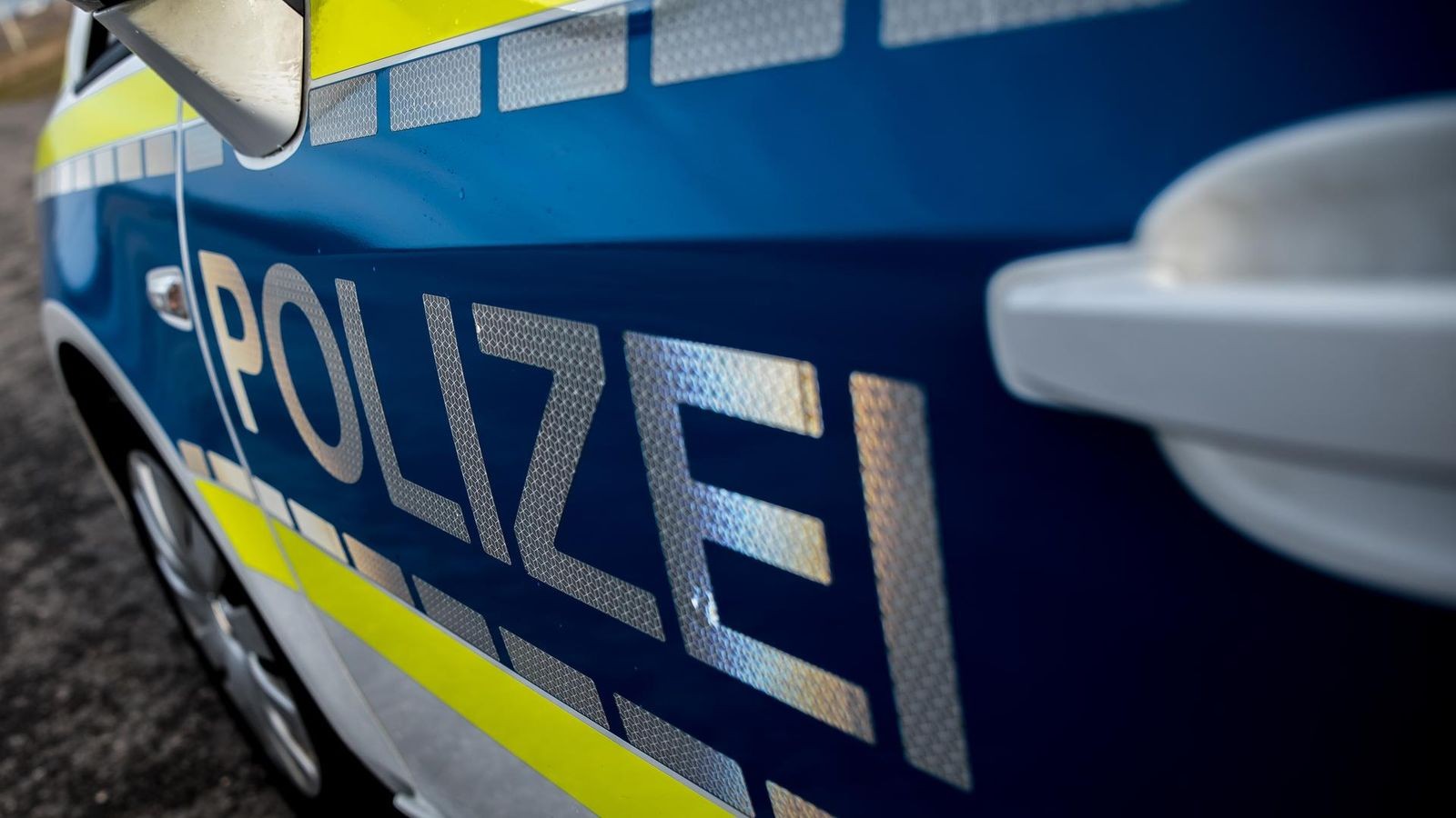 Hagen-Fahrendes-Auto-mit-Parf-mflasche-beworfen