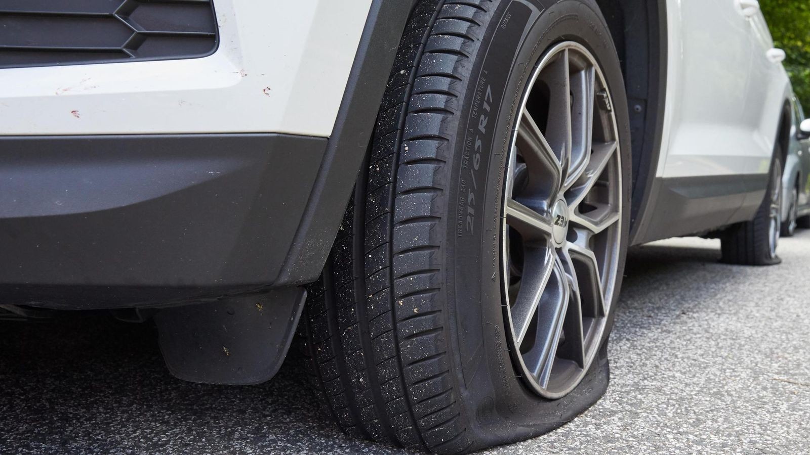 Reifen-an-zehn-Autos-zerstochen-Wer-hat-etwas-gesehen-