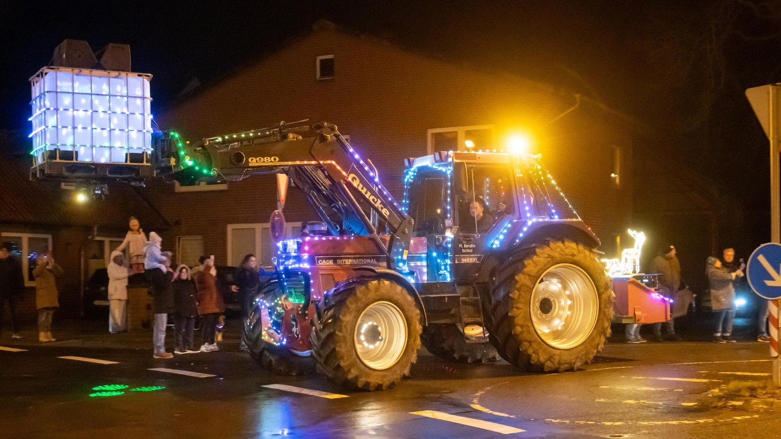 Landwirte-schenken-Gifhorn-zwei-Lichterfahrten-zum-Advent