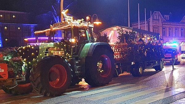 Festlicher Glanz: Traktoren-Konvoi illuminiert Weihnachtsmarkt