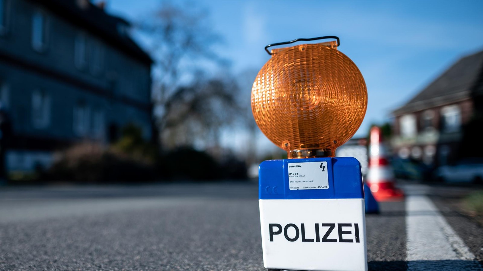 Mann-auf-E-Fahrrad-st-rzt-Autofahrer-fl-chtet-nach-Unfall