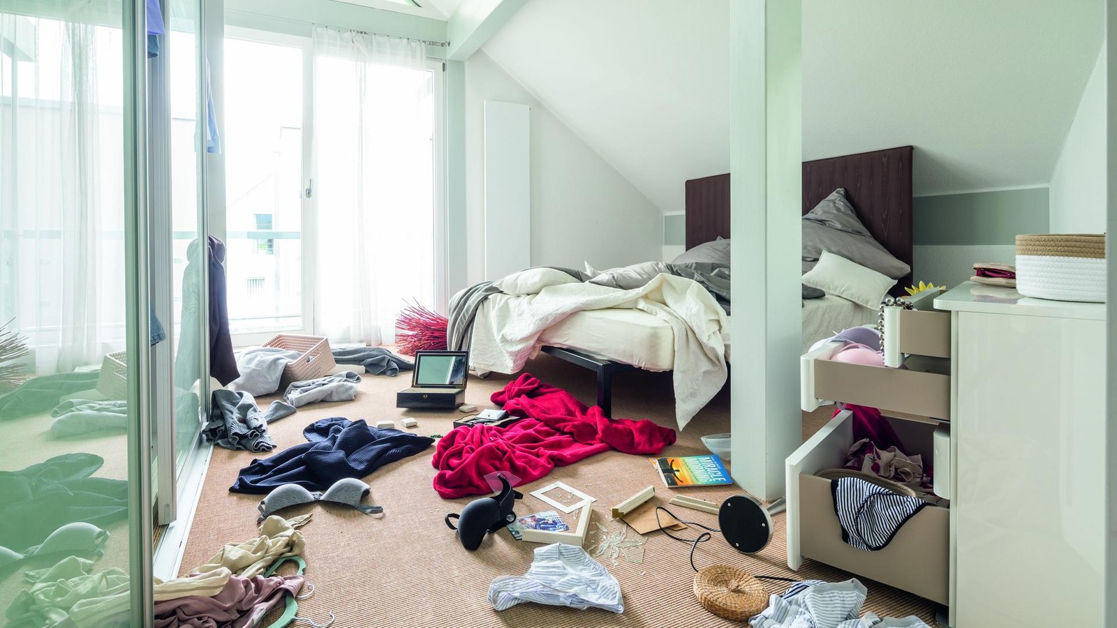 Polizei-Greiz-Unbekannte-durchw-hlen-bei-Haus-Einbruch-alle-R-ume