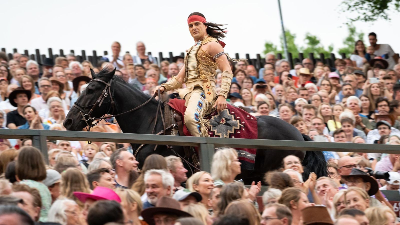 Spielt-Alexander-Klaws-auch-2026-den-Winnetou-Das-wei-nur-Manitu-