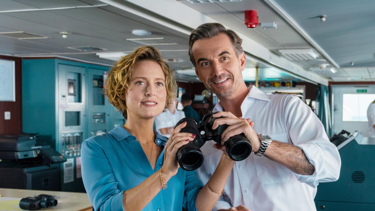 Wanda Perdelwitz als Veronika Bruckner im Dezember 2023 in einer Szene der ZDF-Reihe „Das Traumschiff“ an der Seite von Florian Silbereisen als Kapitän Max Parger (M.). Wanda Perdelwitz als Veronika Bruckner im Dezember 2023 in einer Szene der ZDF-Reihe „Das Traumschiff“ an der Seite von Florian Silbereisen als Kapitän Max Parger (M.).