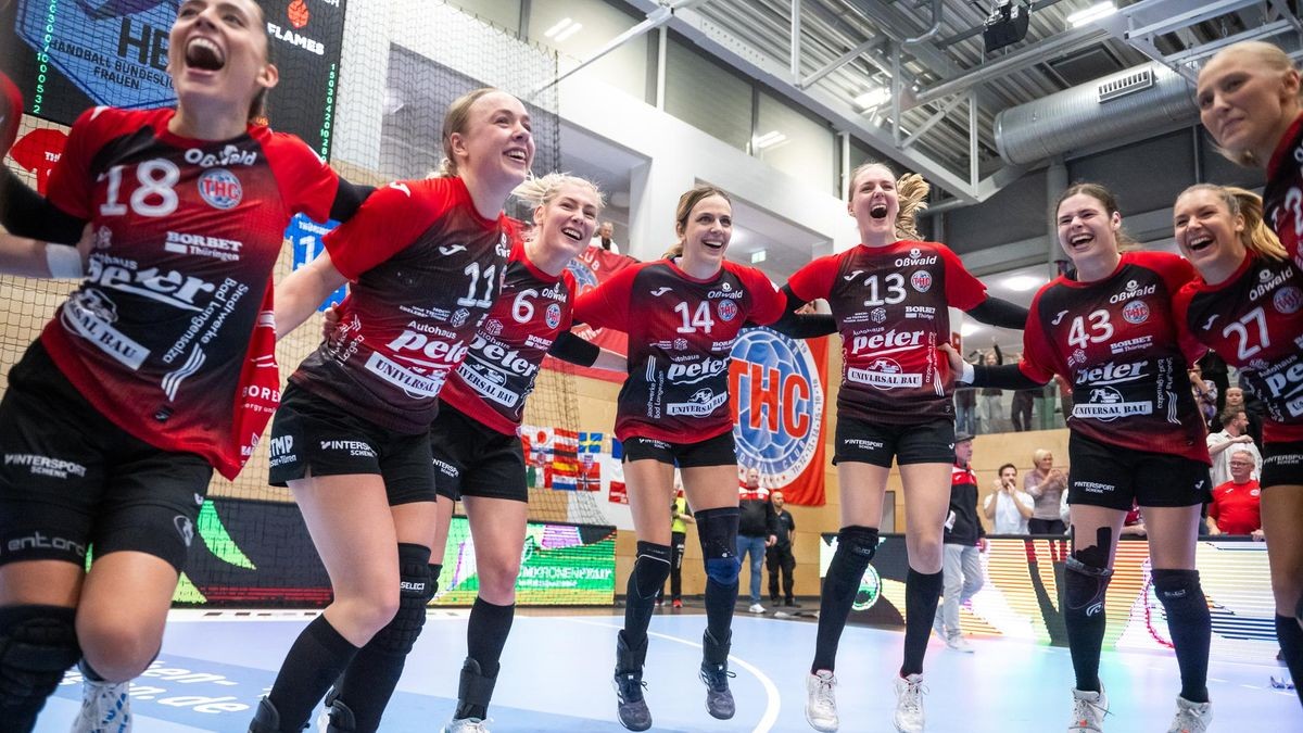 01/11/2023-Bad Langensalza: Handball / Frauen / 1. Bundesliga Frauen / DHB-Pokal / Saison 2023-2024 / Salzhalle / Thüringer HC - HSG Bensheim/Auerbach Flames/ im Foto: Jubel beim THC nach dem Sieg gegen Bensheim / Auerbach