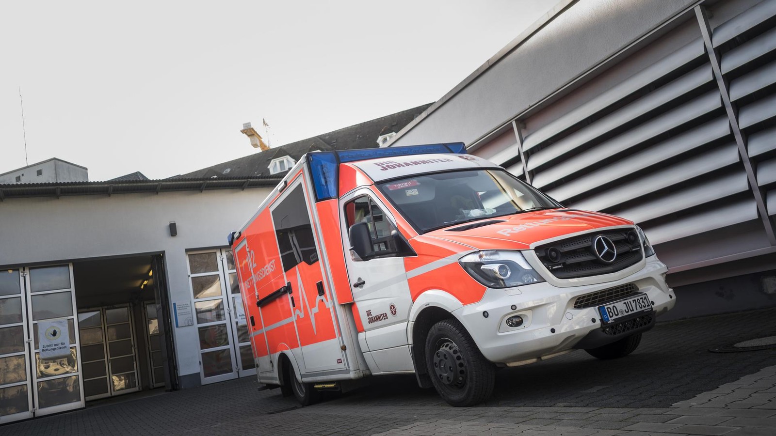 Autofahrer-will-wenden-und-prallt-gegen-Moped-Bochumer-Fahrer-schwer-verletzt