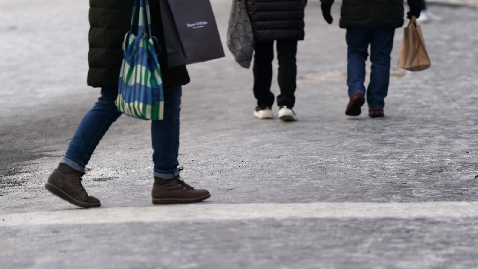 Pinguin-Gang-Mit-der-richtigen-Technik-sicher-bei-Gl-tte-unterwegs