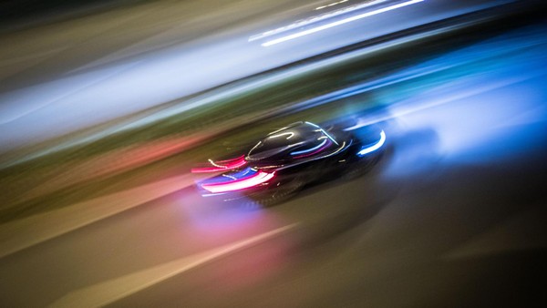 Karma schlägt zurück: Irrer Raser überholt Auto – mit Polizisten