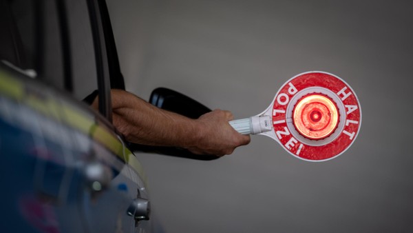 Wilde Verfolgungsjagd: 16-jähriger Autofahrer flüchtet vor der Polizei