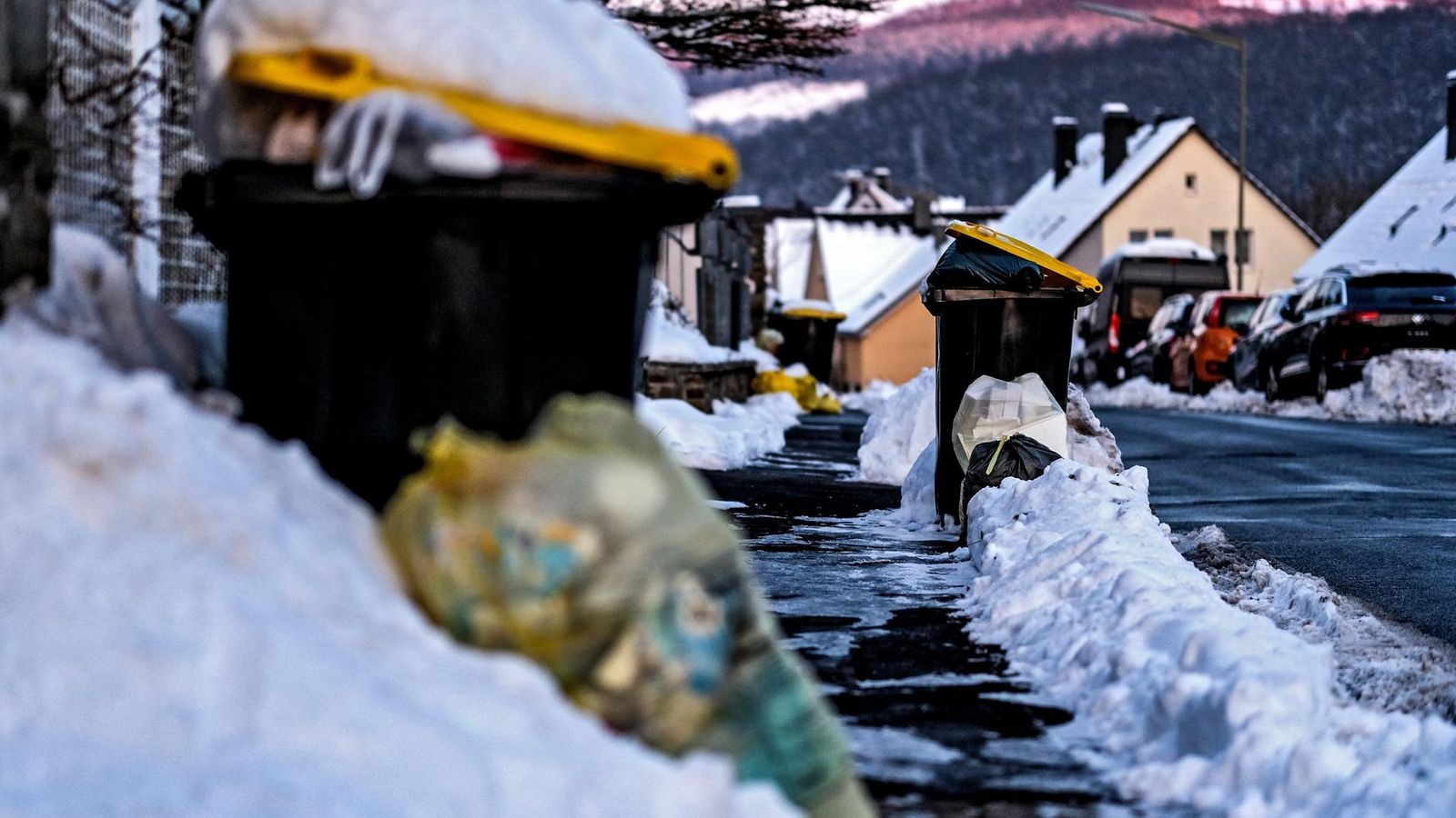 Siegen-Gelbe-Tonnen-quellen-ber-zuletzt-vor-Weihnachten-geleert