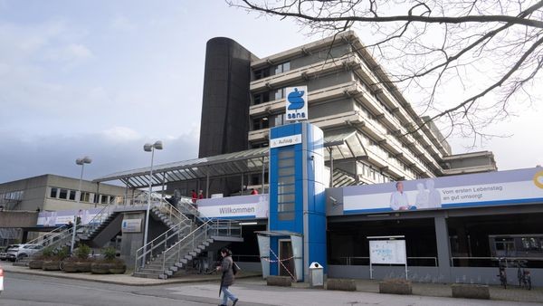 ABC-Alarm in Sana Kliniken: Bauarbeiter durch Substanz verletzt