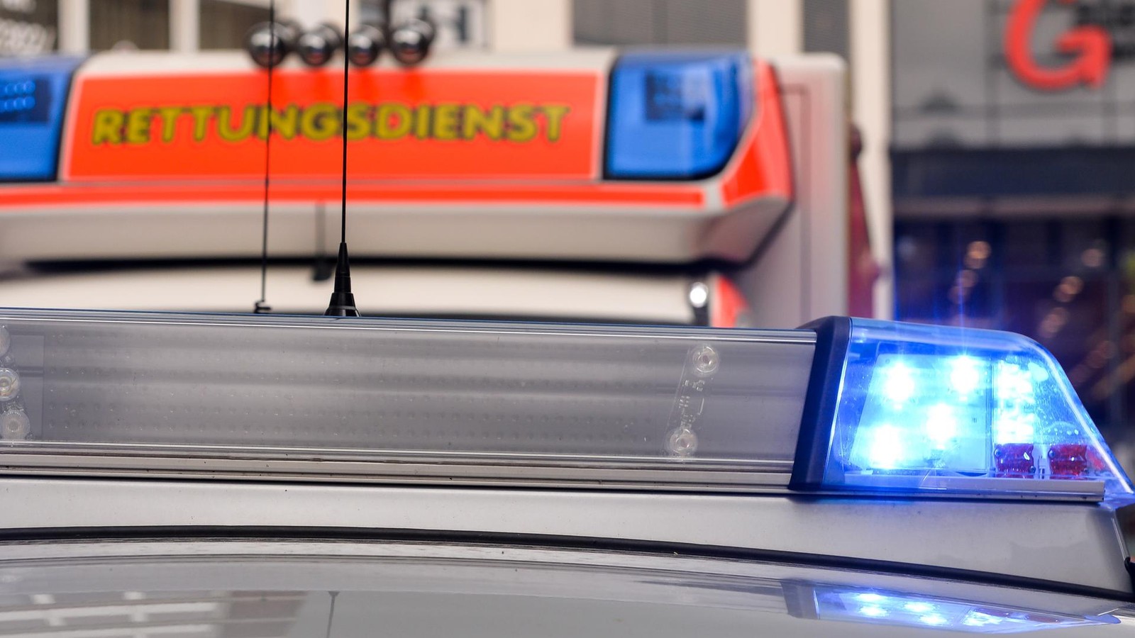 Unfall-auf-der-A57-bei-Kamp-Lintfort-Drei-Verletzte-und-zwei-kaputte-Autos