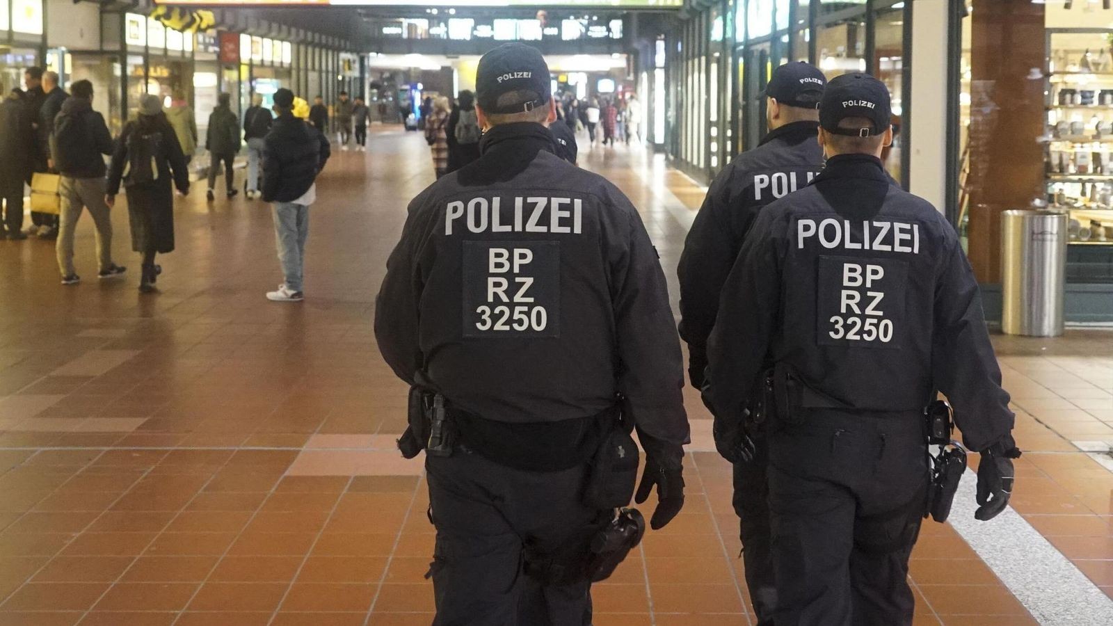 Spezialkr-fte-erkennen-per-Haftbefehl-gesuchten-Mann-am-Hauptbahnhof