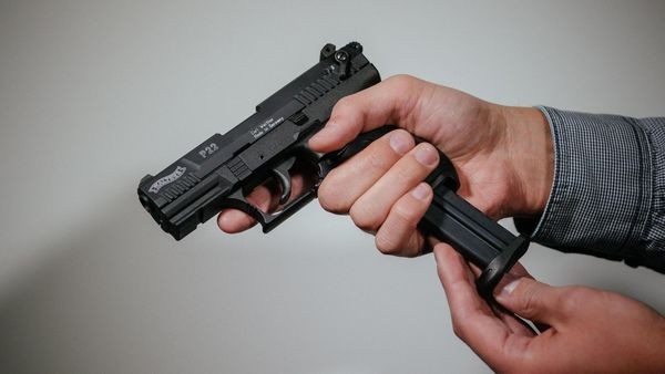 Moški (52) v Mühlhausnu streljal z alarmno pištolo, policija preiskuje