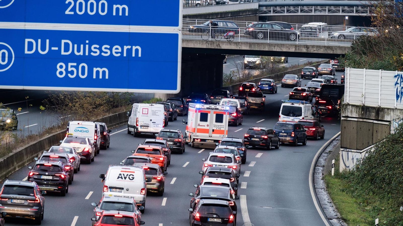 Schwerer-Unfall-auf-der-A59-in-Duisburg-Langer-Stau
