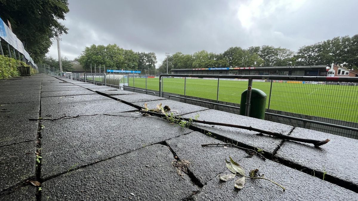 Seit 2023 gesperrt: die Gegengerade im Edmund-Plambeck-Stadion von Eintracht Norderstedt.