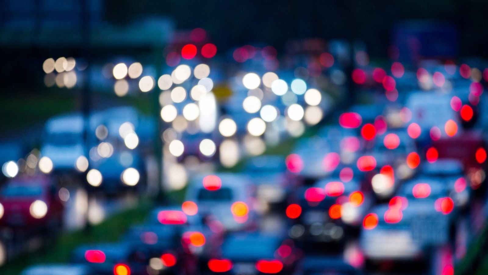 Vier-Autos-krachen-ineinander-Stau-auf-A3-bei-Dinslaken