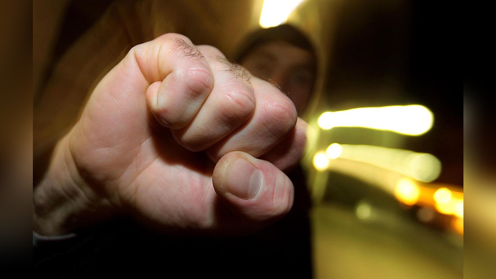 Mann-schl-gt-G-ste-auf-Geburtstagsfeier-im-Weimarer-Land-zwei-Verletzte