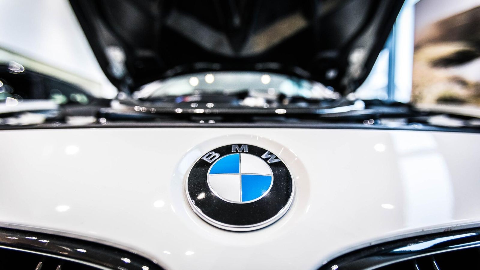 Siegen-W-hrend-der-Fahrt-Autos-von-Frauen-aus-BMW-mit-Feuerl-scher-bespr-ht