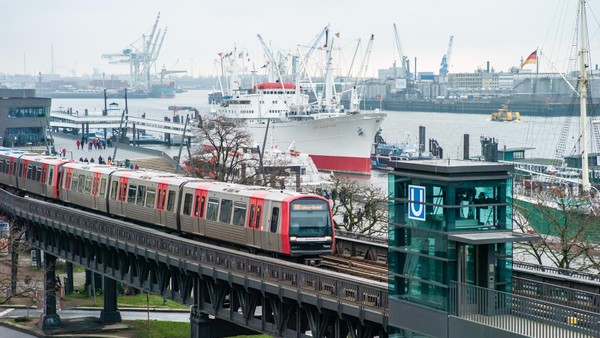U3-Verkehr unterbrochen: Feuerwehreinsatz im Bahnhof Borgfelde