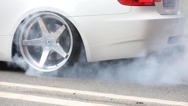 Anwohner in Essen genervt: „Parkplatz wird zum Rasertreff“