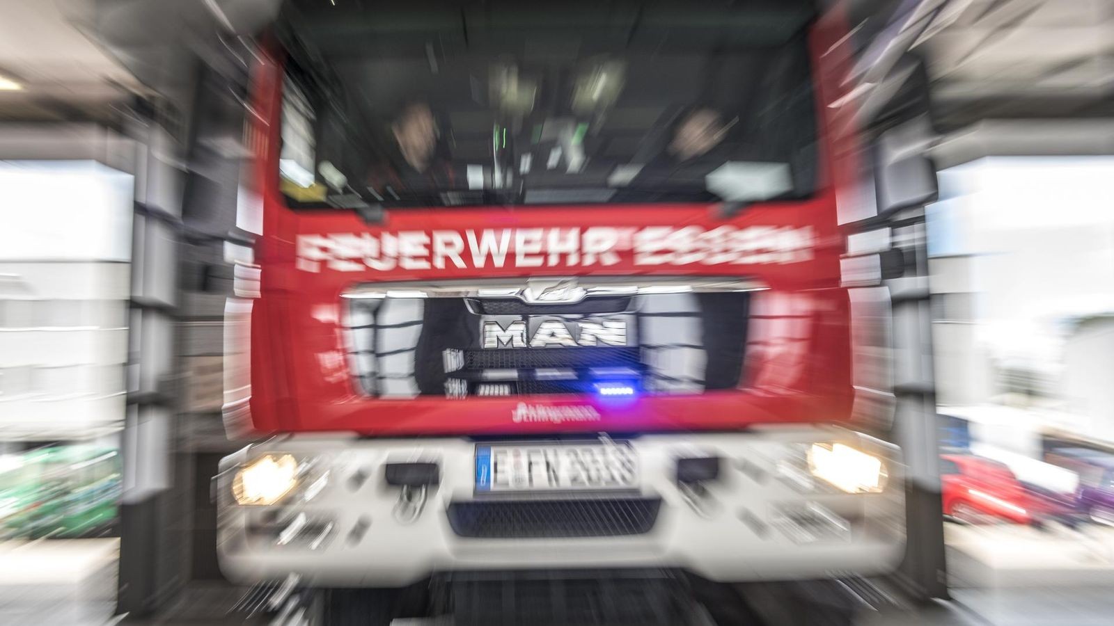 Schwarzer-Rauch-ber-Dellwig-Brand-in-leerstehender-Lagerhalle