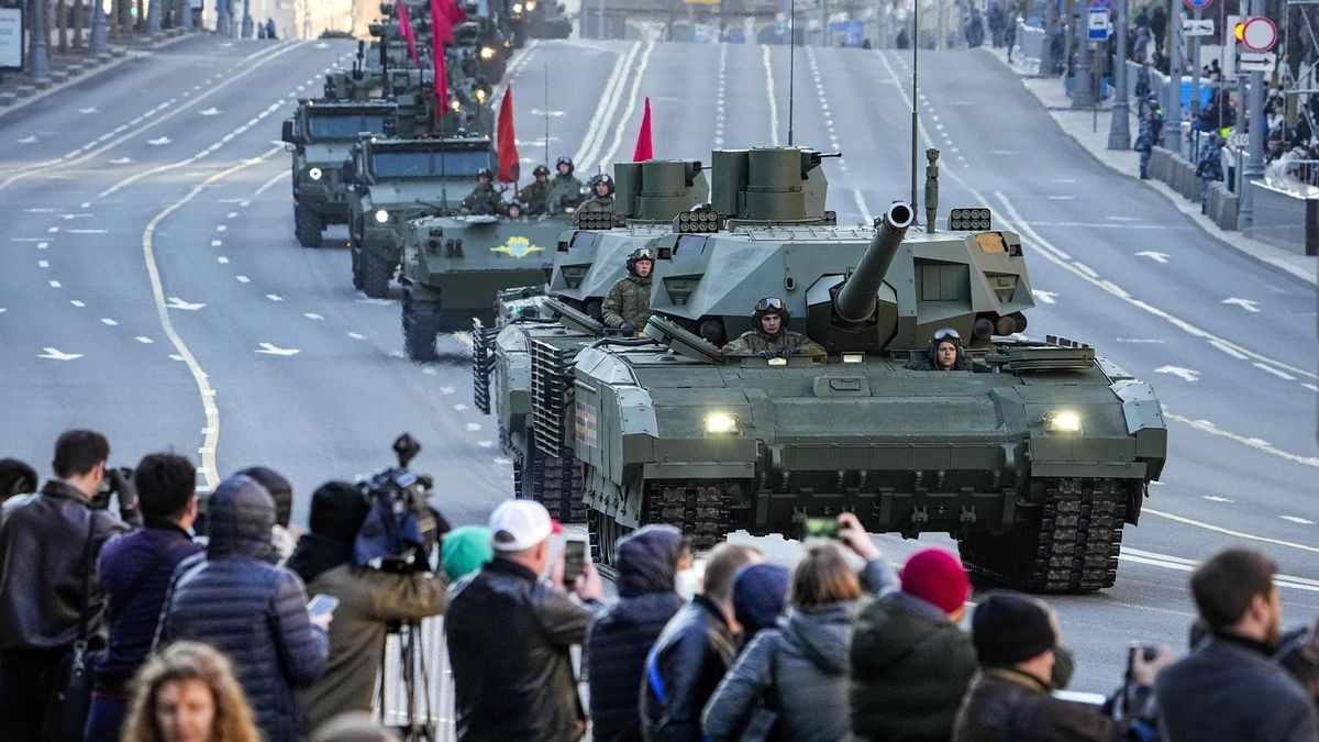 Ohne Technik aus dem Westen nicht zu bauen: russische Panzer. Kampfpanzer T-14 Armata bei der Militärparade in Moskau