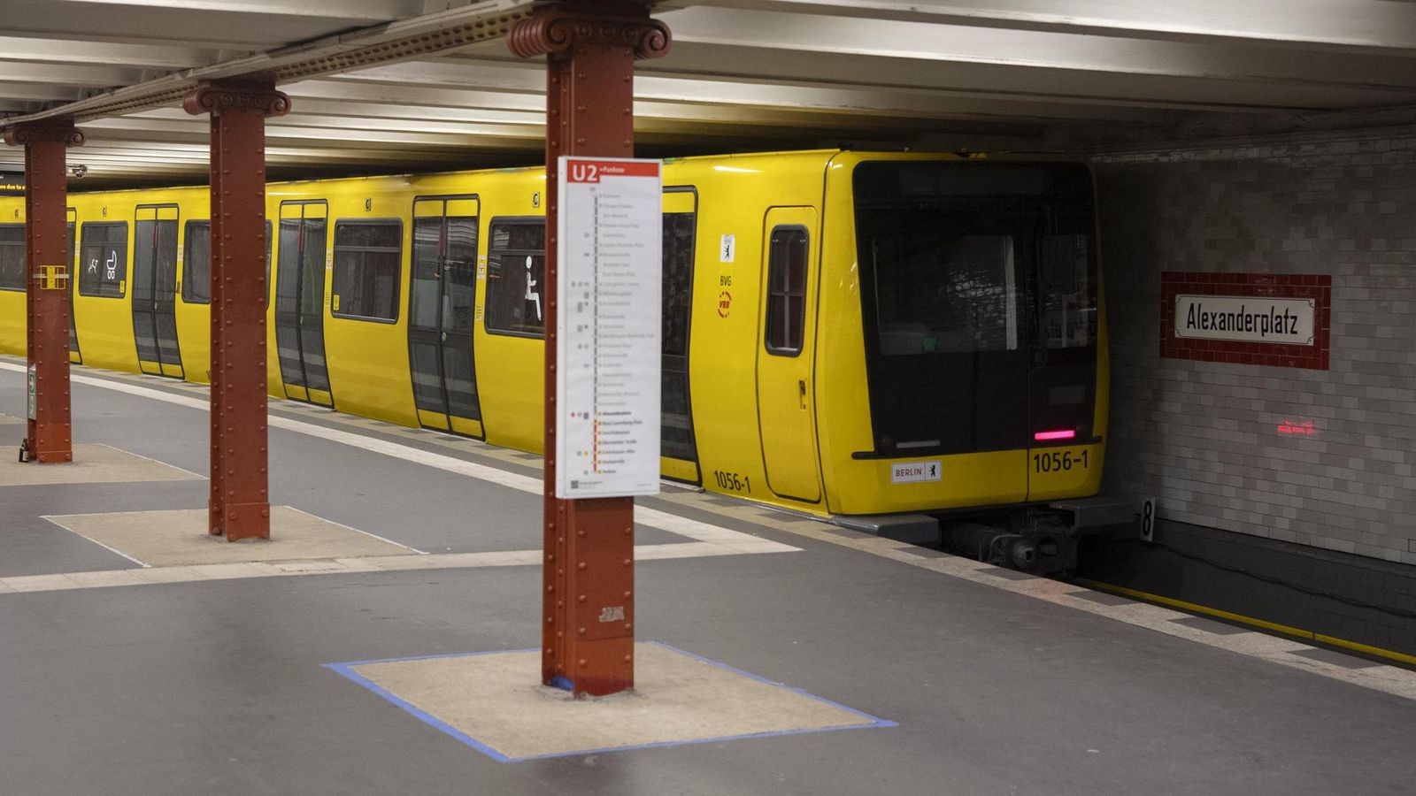 Nach-t-dlichem-Ungl-ck-in-Berlin-Was-tun-wenn-etwas-auf-die-U-Bahn-Gleise-f-llt-