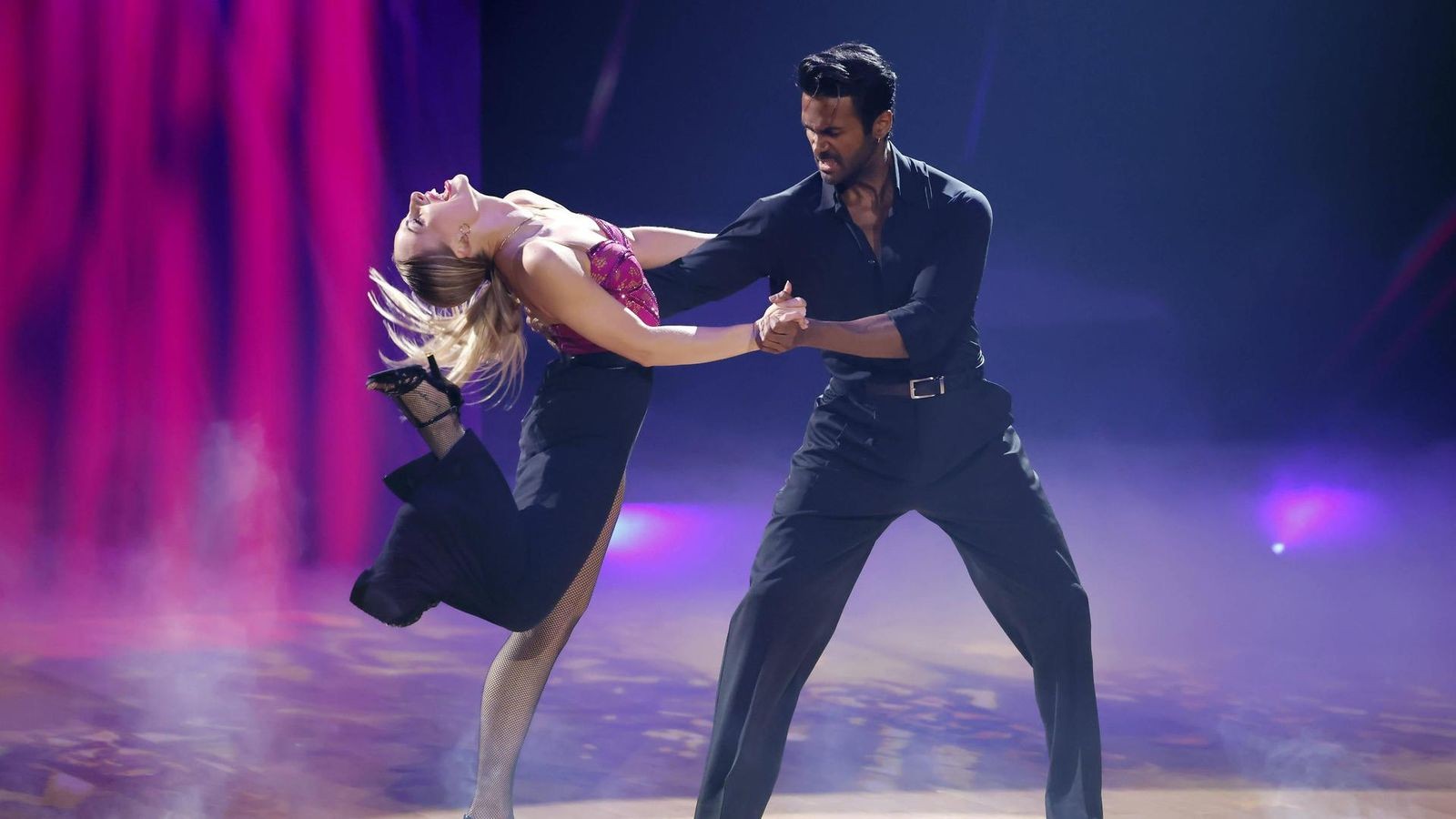 Yaqinlik uchun tungi chiroqlar Oshxonada katta kokraklar bilan kunnilingus jinsiy aloqa