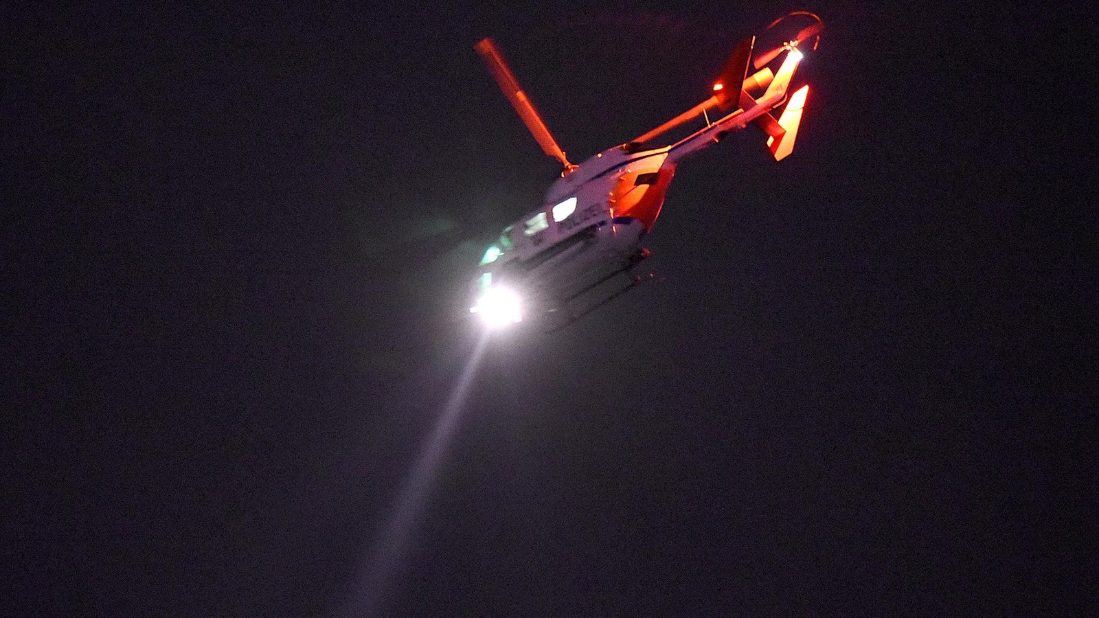 N-chtlicher-Hubschrauber-Einsatz-in-D-sseldorf-Notruf-Missbrauch-