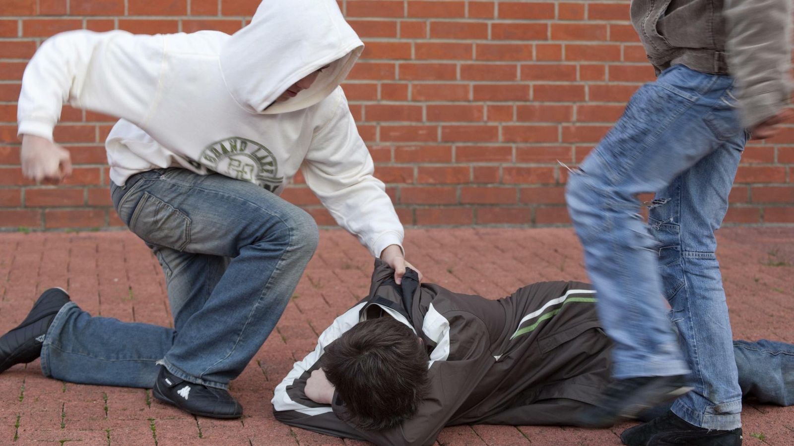 Jugendliche-pr-geln-sich-vor-einem-Geraer-Jugendclub