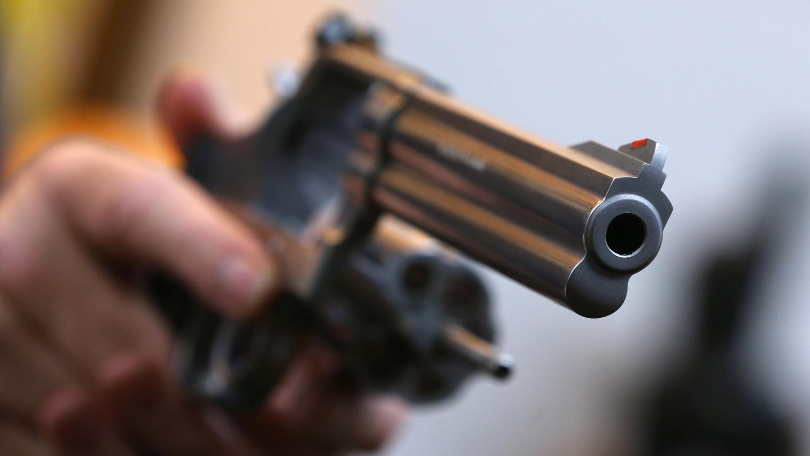 -berfall-auf-Tankstelle-T-ter-bedroht-Frau-mit-Schusswaffe