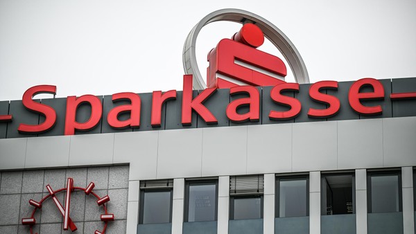 Unterschrift fehlt: Sparkasse muss über 500 Kunden kündigen
