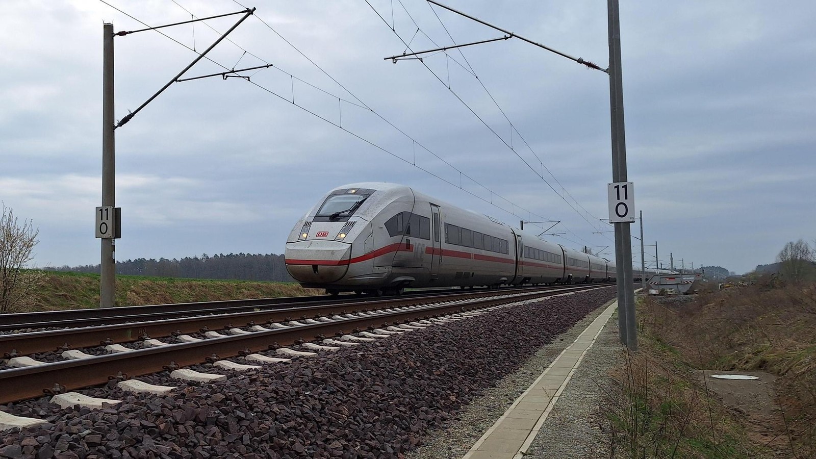Wegen-Luftballons-in-der-Oberleitung-Zugverkehr-bei-Braunschweig-stockt