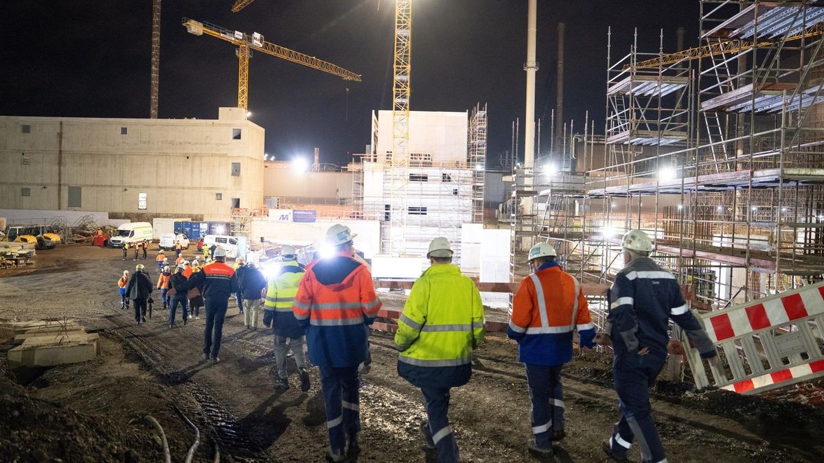 Großbaustelle: Bei Thyssenkrupp Steel in Bruckhausen entstehen ein neues Warmbandwerk, eine Stranggussanlage und ein Brammenlager sowie zwei Hubbalkenöfen. Das Bild entstand bei der Grundsteinlegung im November 2023.