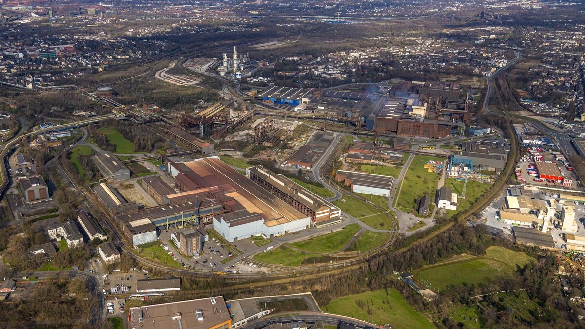 Das Werksgelände von ArcelorMittal in Ruhrort: Hier soll ein neuer Lichtbogenofen gebaut werden, bevor 2027 der Roheisen-Bezug von Thyssenkrupp Steel aus dem Duisburger Norden endet.