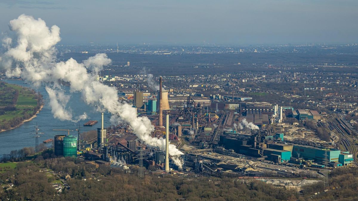 Die Hüttenwerke Krupp-Mannesmann sind das zweitgrößte deutsche Hüttenwerk. Seit fast 125 Jahren wird im Duisburger Süden Stahl gekocht. Nun ringt die HKM um ihren Weg in die klimafreundliche Produktion.