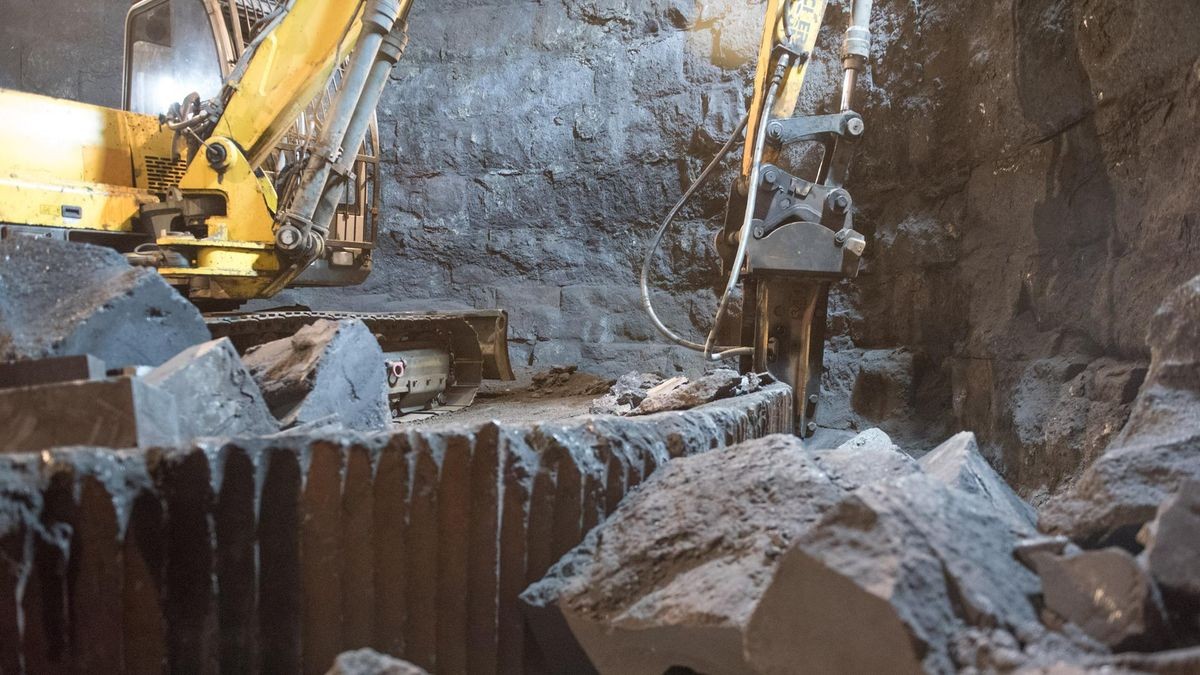 Laufzeit gewonnen: Die Corona-Absatzkrise nutzte die HKM vor vier Jahren zu einer Reparatur des Hochofen A. Das Bild zeigt die Arbeiten an der feuerfesten Ausmauerung des Ofens.