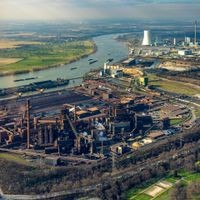 Der Weg in die Zukunft: Die Hochofen-Kulisse des Werks Schwelgern von Thyssenkrupp Steel, nördlich davon (im Bild rechts oben) laufen die Vorbereitungen für den Bau der ersten Direktreduktionsanlage.