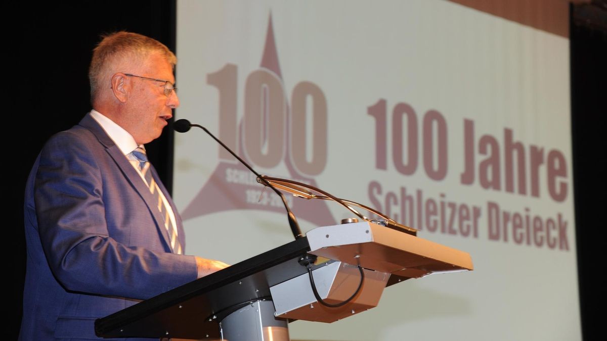 Landrat Thomas Fügmann  bei seinem Grußwort. Die Festveranstaltung „100 Jahre Schleizer Dreieck“ fand am Freitagabend in der Wisentahalle statt. 