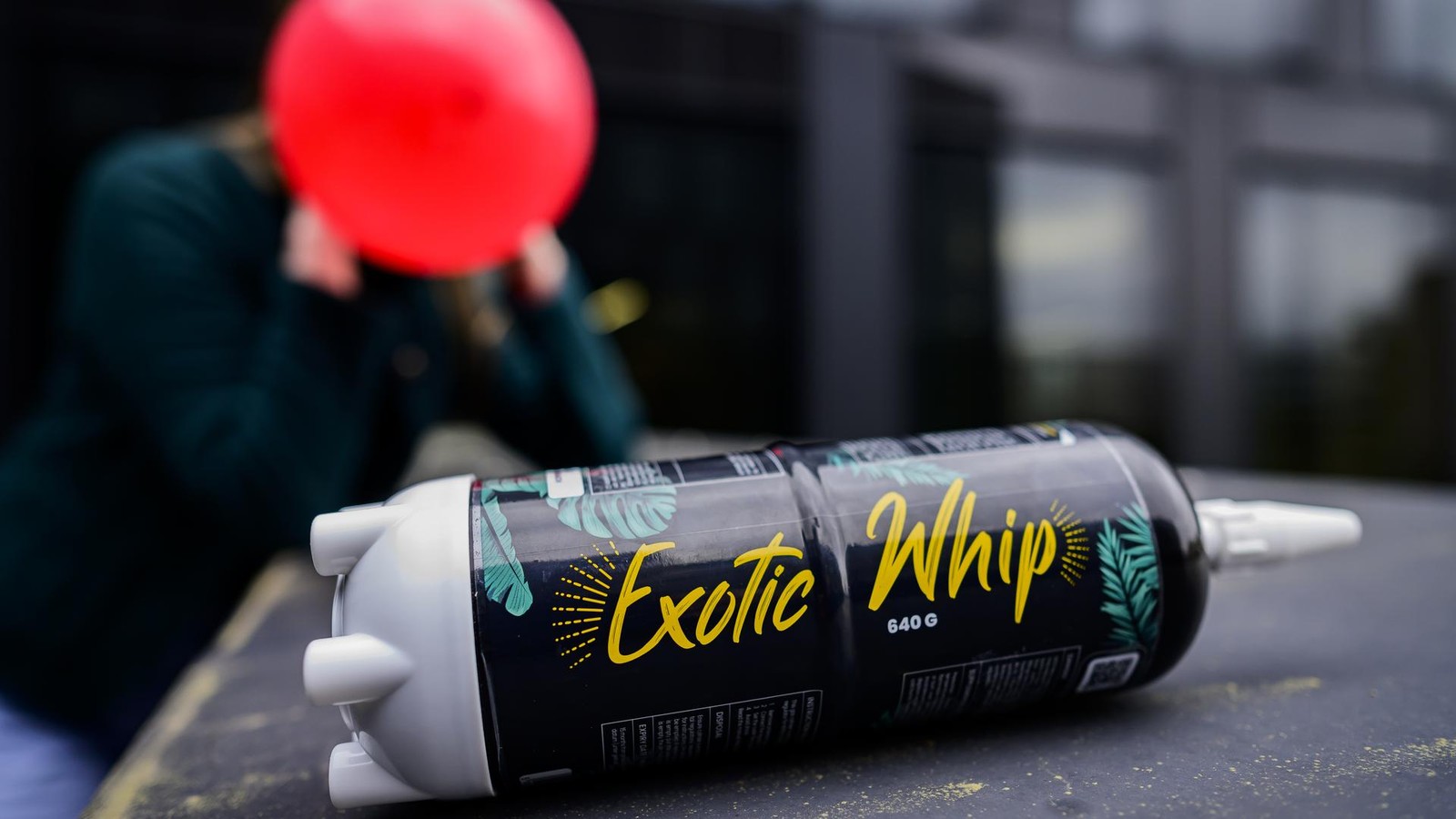 Autofahrer-konsumiert-Lachgas-und-knallt-dann-in-Bochum-vor-Ampelmast