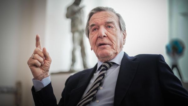 Streit um alte Schröder-Akten: Kanzleramt will endlich Einsicht