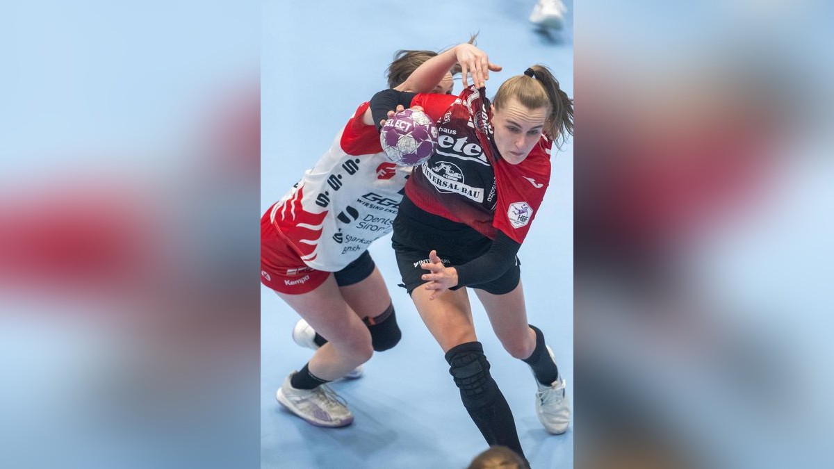 Annika Lott (rechts/hier im Zweikampf mit Bensheims Alicia Soffel) prägte oft das Spiel des Thüringer HC.
 