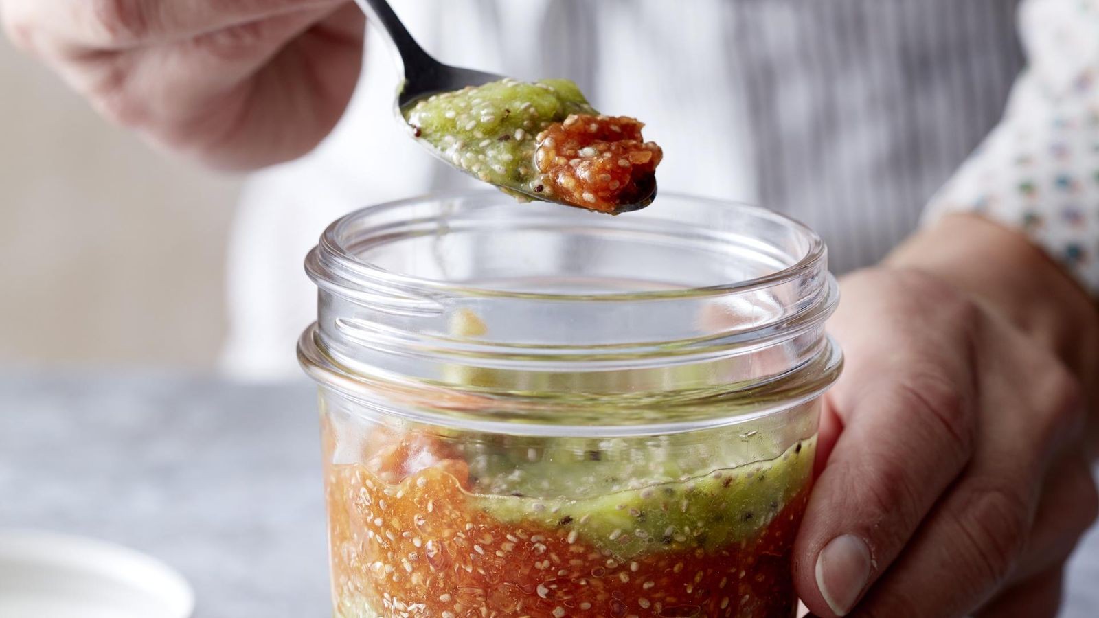 Gestreifte Low-Carb-Chia-Konfitüre mit Kiwi und Papaya
